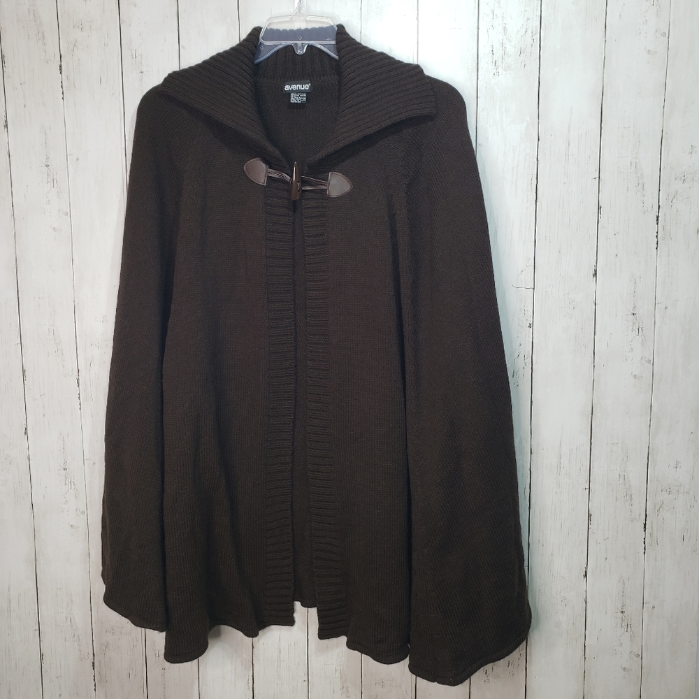 Avenue Women's Plus Size Brown Sweater Cape Wrap Toggle Closure One Size.